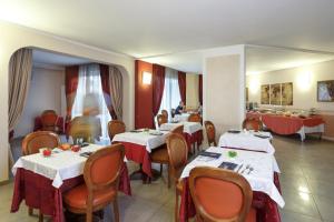 Restoran või mõni muu söögikoht majutusasutuses Hotel Daniel