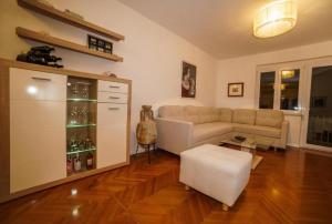 a living room with a couch and a table at Spacious beach apartment in Razvala