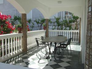 a patio with a table and chairs on a balcony at Apartmani kod Rade in Pakoštane