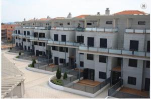 un gran edificio de apartamentos con muchas ventanas en Apartamento Golf Buenas Vistas en Cirueña