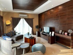 a living room with a couch and a television at The Villa Jomtien Pattaya By Ahmed in Jomtien Beach
