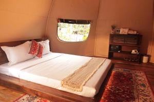a bedroom with a large bed with a window at The Silkroad Mũi Né in Ấp Khánh Phước (1)