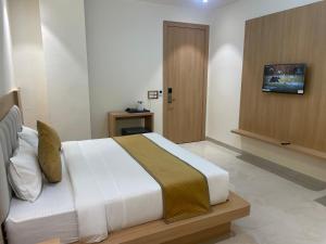a bedroom with a large bed in a room at Hotel Immense Plaza in Jāmb