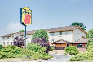 ein Schild für ein Super Motel vor einem Gebäude in der Unterkunft Super 8 by Wyndham Hagerstown I-70 in Hagerstown