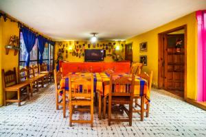 a dining room with a table and chairs at OYO Hotel El Mineral, Tlalpujahua in Tlalpujahua de Rayón