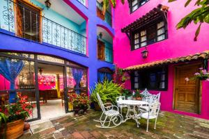 a colorful building with a table and chairs in front at OYO Hotel El Mineral, Tlalpujahua in Tlalpujahua de Rayón