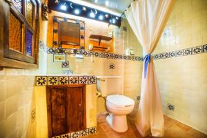 a bathroom with a toilet and a sink at OYO Hotel El Mineral, Tlalpujahua in Tlalpujahua de Rayón +40 photos