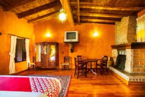 a living room with a table and a fireplace at OYO Hotel El Mineral, Tlalpujahua in Tlalpujahua de Rayón