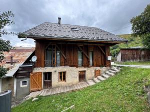 a house with a black roof on top of it at Le refuge de Marius - logement de colpoteur in Albiez-Montrond