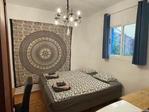 a bedroom with a bed and a large wall at Casa Estefano Policarpo Hostel für Wanderer in Valle Gran Rey