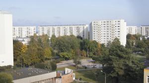 グダニスクにあるPrzytulne mieszkanie na Żabianceの建物のある街の公園の眺め