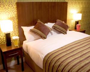 Postel nebo postele na pokoji v ubytování George Limerick Hotel