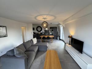 a living room with a couch and a table at Appartement moderne Senlis in Senlis