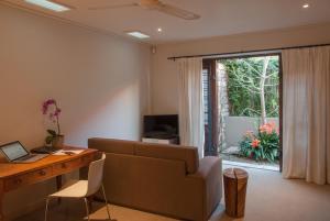 sala de estar con sofá, escritorio y ventana en Wessels House, en Ciudad del Cabo