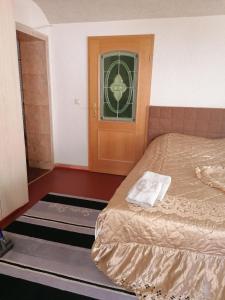 a room with a bed and a door with a window at Kleines Haus im Oderbruch in Neutrebbin