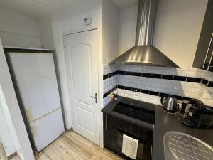 a kitchen with a stove top oven next to a door at Studio fonctionnel Beauvais in Beauvais