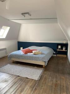 a bedroom with a bed in a room at Joli duplex rénové in Nevers