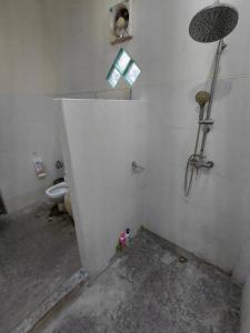 a bathroom with a toilet and a sink and a shower at ห้องว่างในบ้าน in Ban Bu Khi Lek