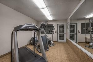 un gimnasio con máquinas de correr y una cinta de correr en Days Inn by Wyndham Harrisburg North, en Harrisburg