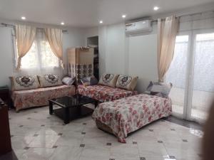 a living room with a couch and a table at Cléopâtra 1 in Tefeschoun