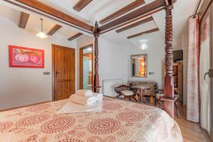a bedroom with a bed in a room at Casa Rural Teresa in Libros