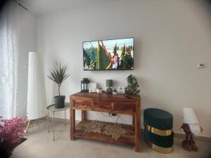 a living room with a television on a wall at BLANK apartman u centru in Bjelovar