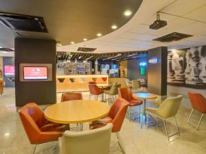 a restaurant with tables and chairs and a counter at ibis Rio de Janeiro Botafogo in Rio de Janeiro