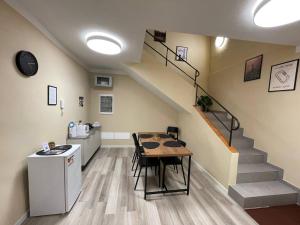 ein Zimmer mit einem Tisch und einer Treppe in der Unterkunft Casa Alone in Casto