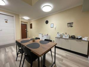ein Zimmer mit Tisch und Stühlen und einer Küche in der Unterkunft Casa Alone in Casto