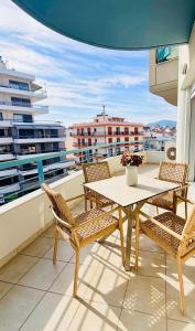 Ein Tisch und Stühle auf einem Balkon mit Aussicht in der Unterkunft Nastia in Chalkida