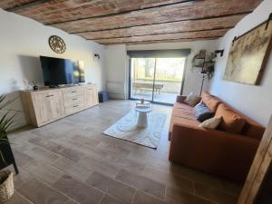 a living room with a couch and a flat screen tv at Appartement Confortable à Coulommiers avec Jardin in Coulommiers