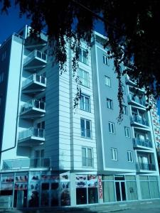ein großes weißes Apartmenthaus mit Balkon in der Unterkunft Art B in Ohrid