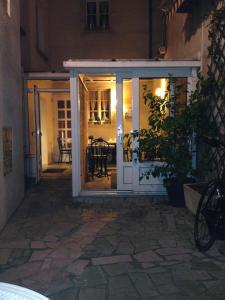 an open door to a patio with a table at Le Mogador in Bayeux