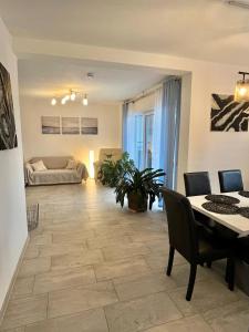 a living room with a table and a bed at FeWo mit Terrasse Neuwied & Koblenz in Neuwied