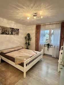a bedroom with a bed and a ceiling at FeWo mit Terrasse Neuwied & Koblenz in Neuwied