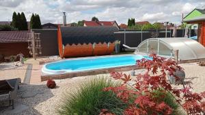 a swimming pool in a yard with at Ferienhäuser Radebeul "Apartment Altkötzschenbroda" in Radebeul