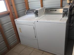 - une buanderie avec un lave-linge et un sèche-linge dans l'établissement Royal Inn Pearsall, à Pearsall