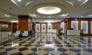 een lobby met een zwart-wit geruite vloer bij Seri Pacific Hotel Kuala Lumpur in Kuala Lumpur