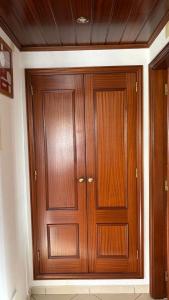 a pair of wooden doors in a room at Monte Gordo T1 - Estrela do Mar in Monte Gordo