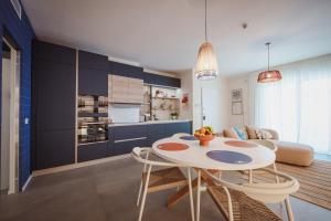 a kitchen and living room with a table and chairs at Casa Costa Sud in Bari