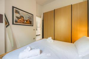 a bedroom with a bed with two towels on it at Terrazza 12 - Free Wifi in Costa Rei