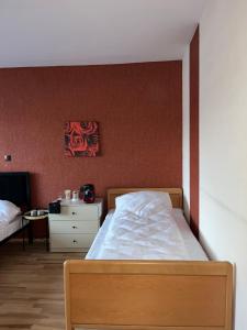 a bedroom with a bed and a dresser and a bed sidx sidx sidx sidx at Ferienwohnung Fatlume No 3 in Bad Honnef am Rhein