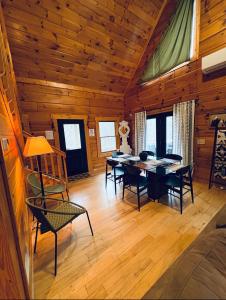 a dining room with a table and chairs in a cabin at Cozymountainretreat in Jasper