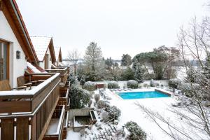 a house with a swimming pool in the snow at Hotel Krone in Hayna