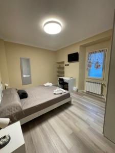 ein Schlafzimmer mit einem Bett und einem Schreibtisch in der Unterkunft Casa Alone in Casto