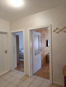 a hallway with two doors and a bedroom at Apartman Balkan in Bijeljina