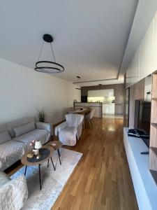 a living room with a couch and a table at Apartman Akademska Četvrt in Čačak