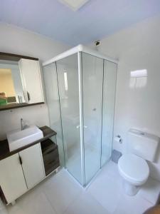 a bathroom with a glass shower and a toilet at Casa central in Rosário do Sul