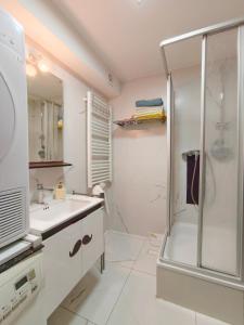 ein Badezimmer mit Dusche und Waschbecken in der Unterkunft Sanhe in Rollingen + 46 Fotos