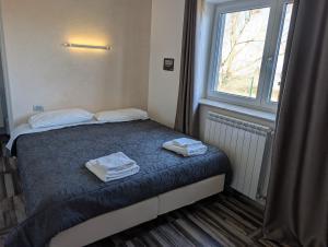 a bedroom with a bed with two towels on it at Bed and Breakfast Mezzanotte in Balvano